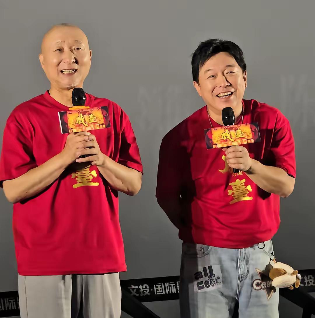 有人问黄渤：你身为知名导演兼影帝，为何愿意参演首次执导电影的陈佩斯的作品？
原来