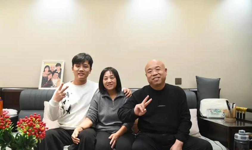 从寻亲顶流泰亲王接待，到拉全家卖惨吸睛，解清帅终为贪婪买了单。不得不说，在这个流