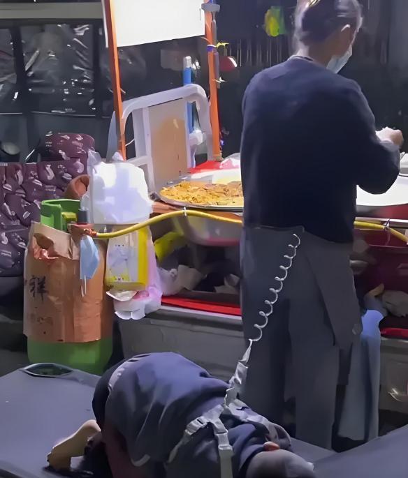 山东女子深夜带自闭症儿子摆摊，1男子试探着问：“我能免费吃碗凉皮吗？”女子愣了愣