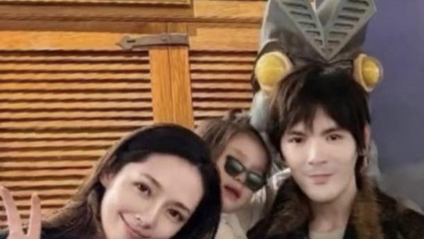 向佐晒一家四口合照引关注