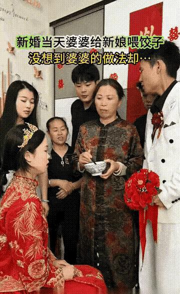 下图婆婆恶劣行径，咎由自取！婚礼上两次故意掉饺子，儿媳怒扇其子。



这场婚礼
