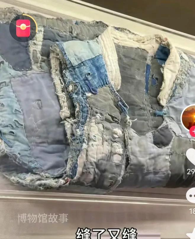下面这件棉衣是红军长征时期某连指导员送给受伤战士周良海的，目测上面有上百个补丁，