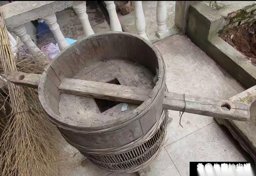 不是我吹，这个古董可是清朝时期的产品，现在已经在博物馆珍藏，这个年代的几乎没有人
