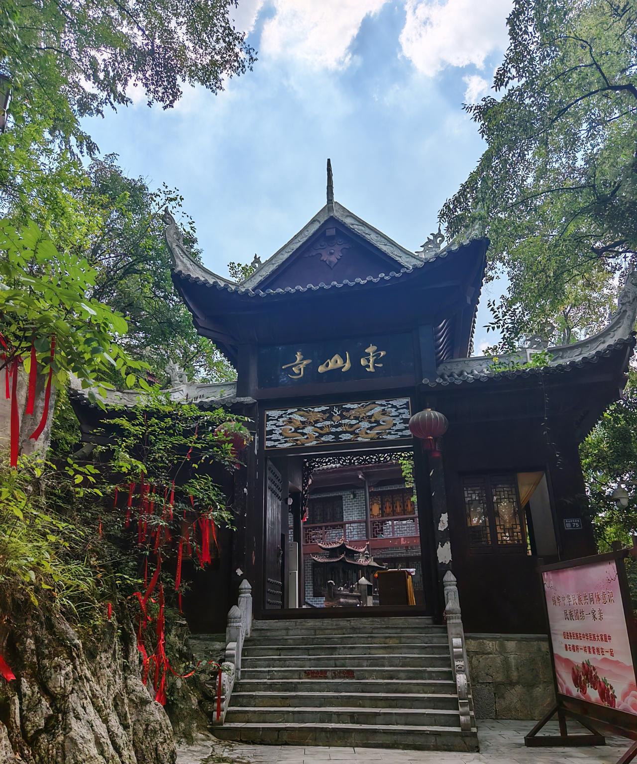 退休10年，也旅行了10年，除了一个人出行，最多的还是和老公自驾游。
这些年，我