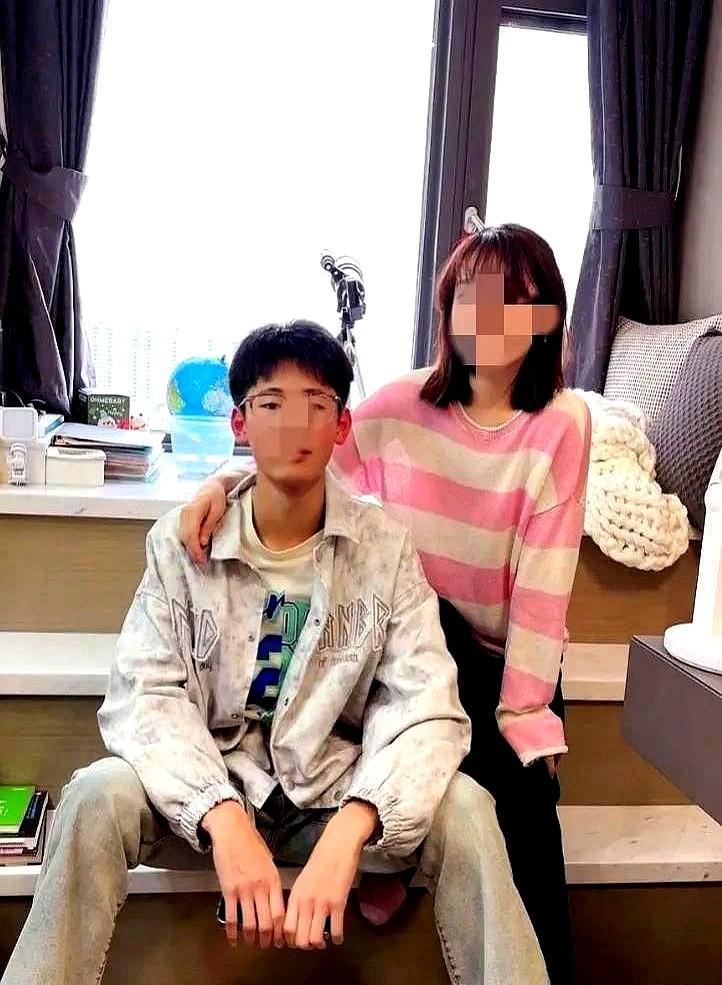 高考成绩估分出来后，儿子哭了。
那摞草稿纸还堆在书柜边上，每张都密密麻麻写满公式
