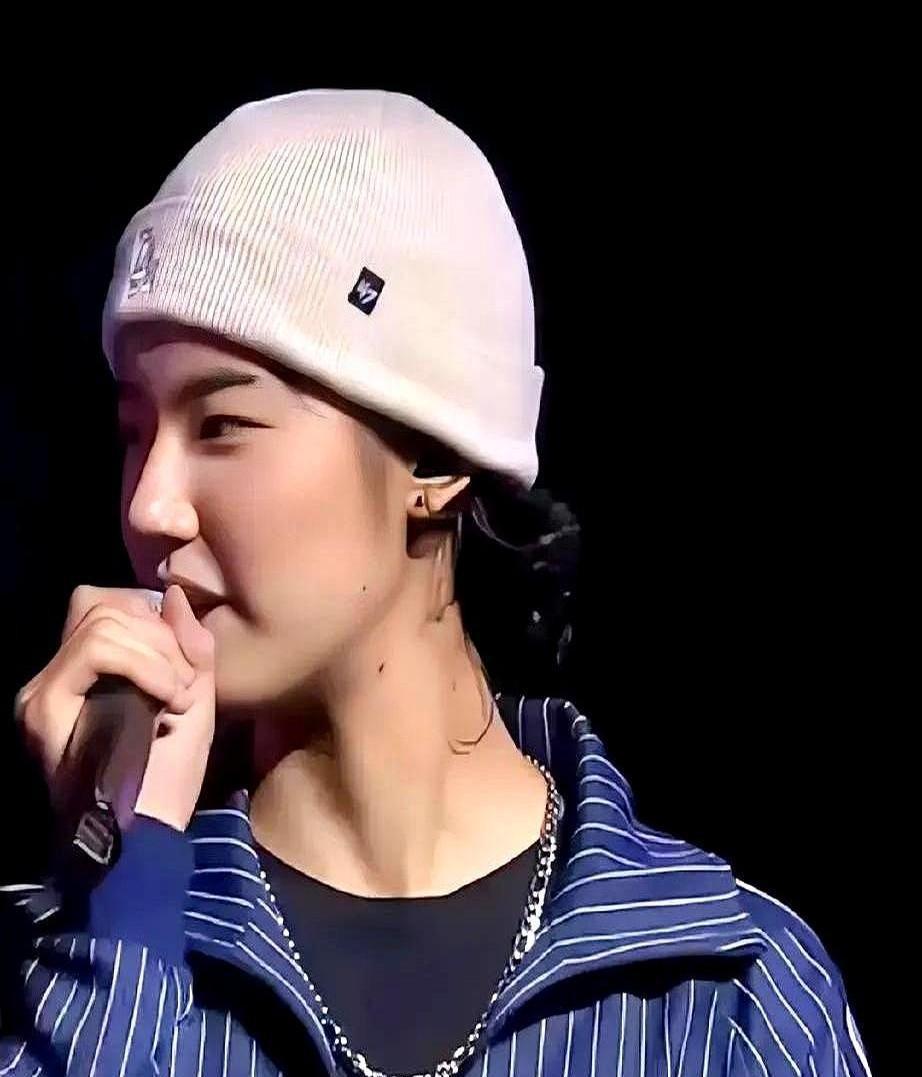 万万没想到，陶晶莹6岁女儿在节目里一句“家里每周都有叔叔阿姨爬地板”，直接炸翻全