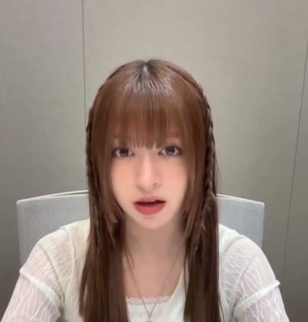 4月24日，一位韩国的爱豆小姐姐登上热搜，原因是她在直播时被问了一个犀利的问题。