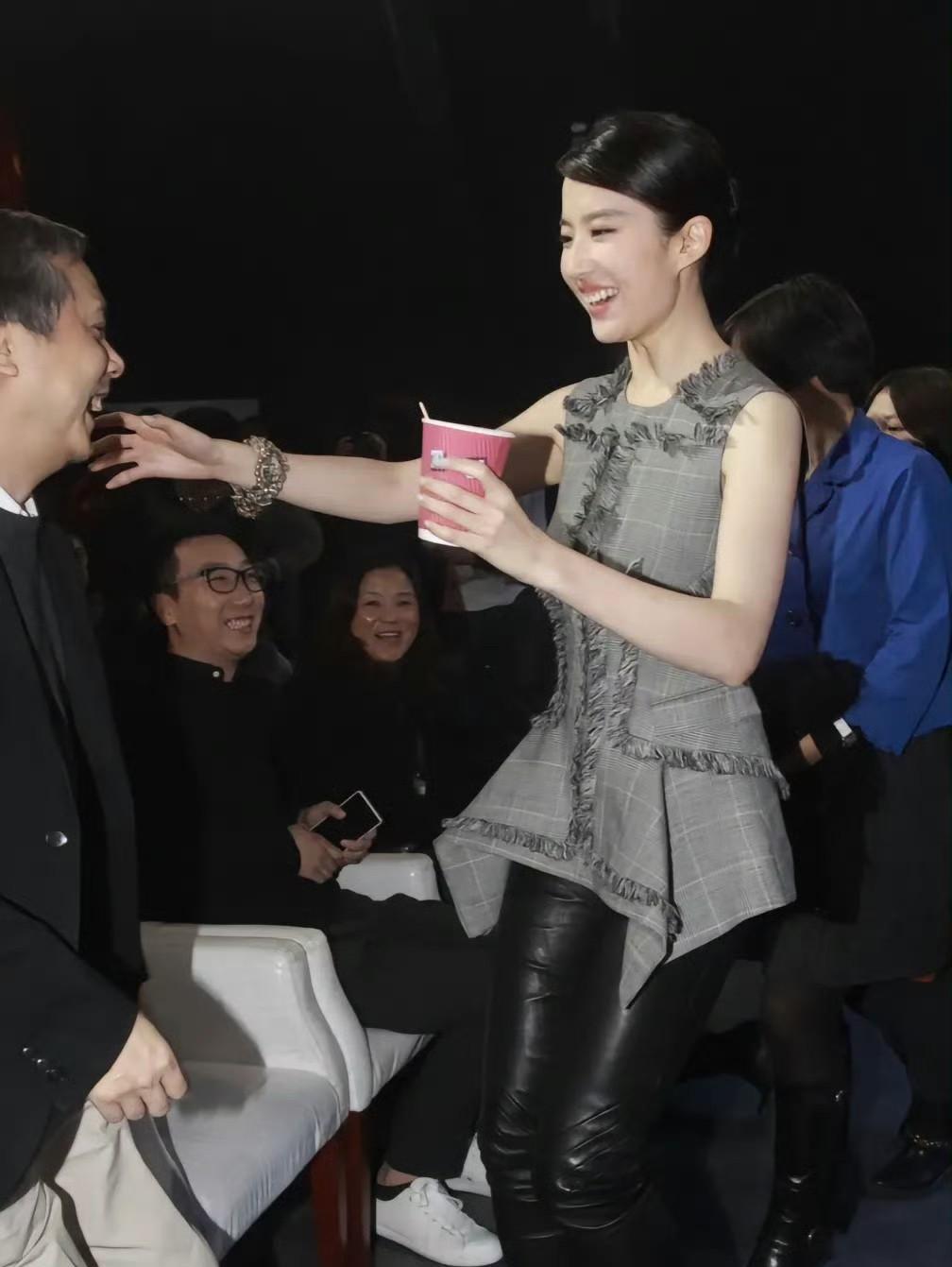 笑不活了！刘亦菲当年一个熊抱失误，咖啡直接给导演外套‘洗澡’了！镜头瞬间围上来咔