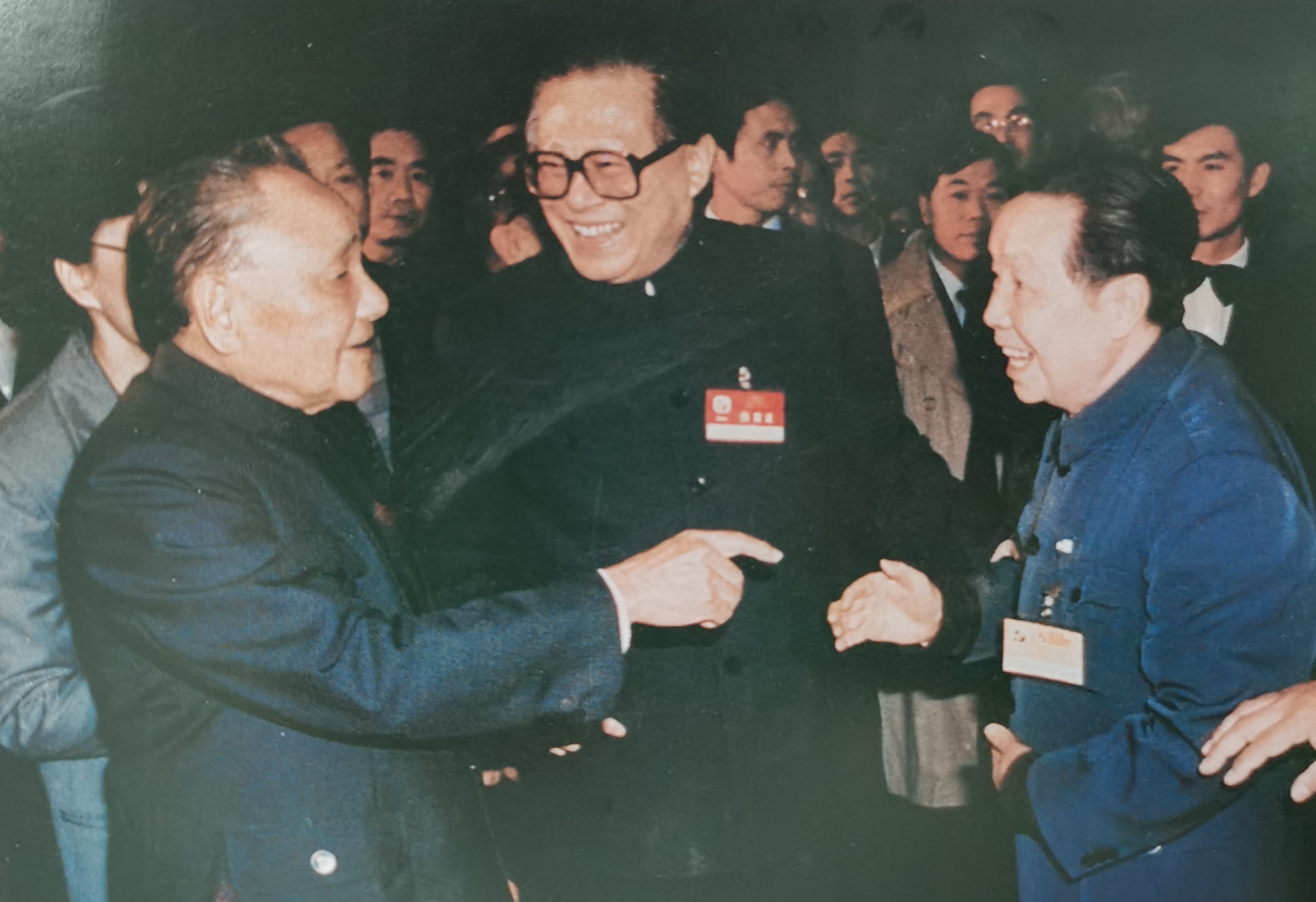 1990年的一天，邓小平同江同志等中央领导谈话，只要谈论上海浦东开发的问题。邓小
