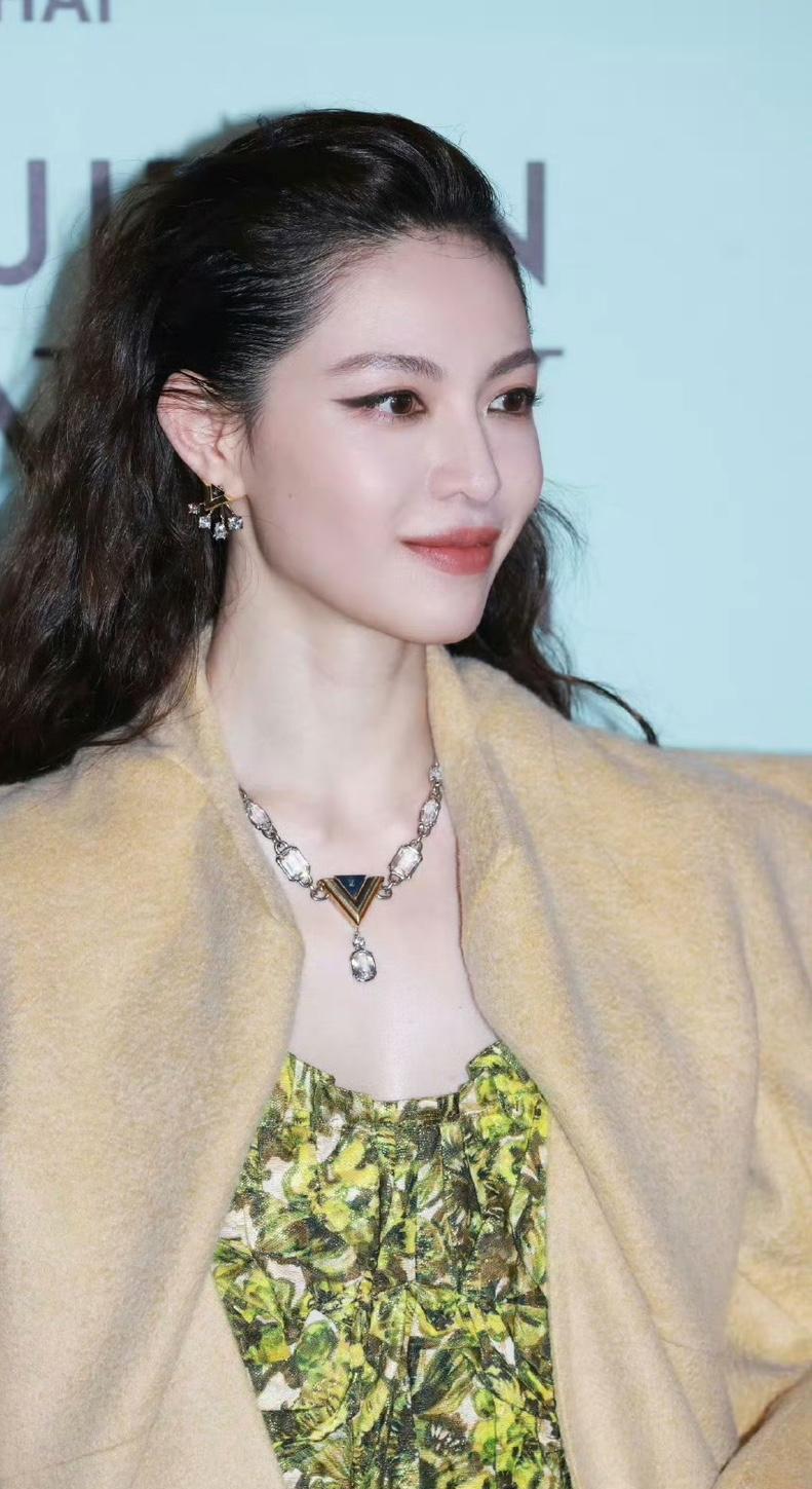 钟楚曦身着廓形大衣搭配祖母绿缎面长裙惊艳亮相，完美发挥太平洋宽肩优势，撑起衣身凌