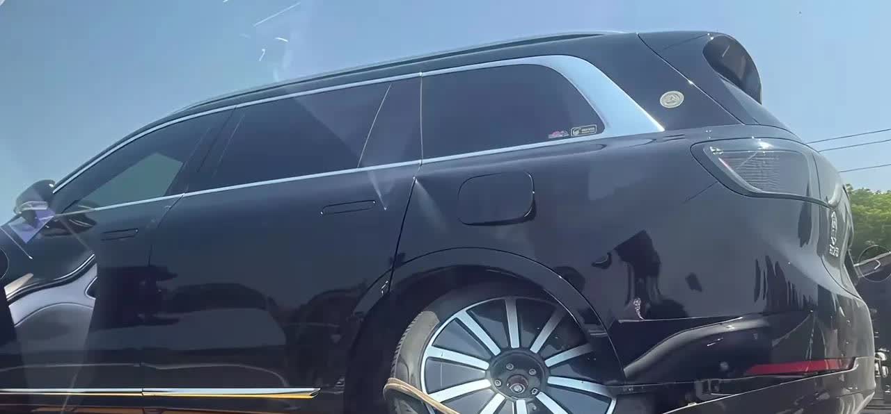 这车崴脚了？车轮车标不见了，车标谁偷走的？被狗叼走的吗？这到底是什么车？什么情况