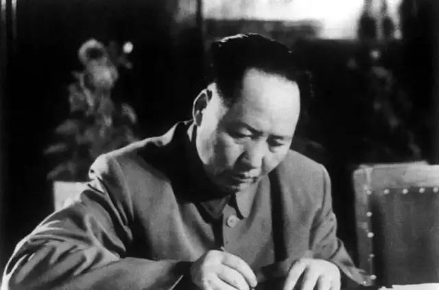 1976年，毛主席病逝的前一天面色灰黄，连嘴唇都呈现出青紫色，只见他轻轻地对贴身