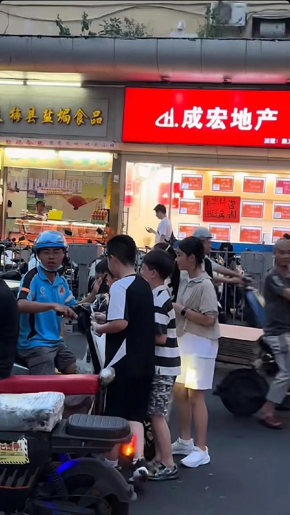 原来还有外卖代送这个行业
在写字楼下看到一群孩子围着外卖员，我还挺纳闷的这是怎么