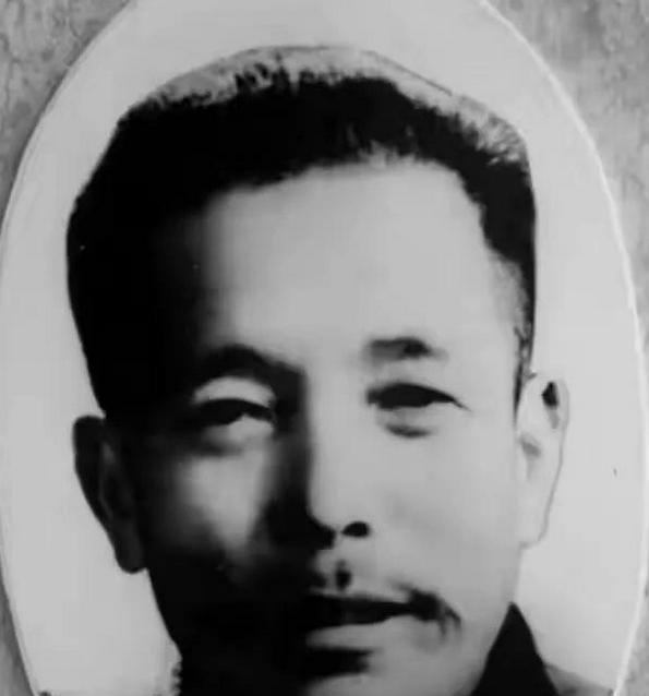 1955年，一个走江湖的男子故意让毒蛇咬自己的舌头，紧接着直接咬掉蛇头，谁料，一