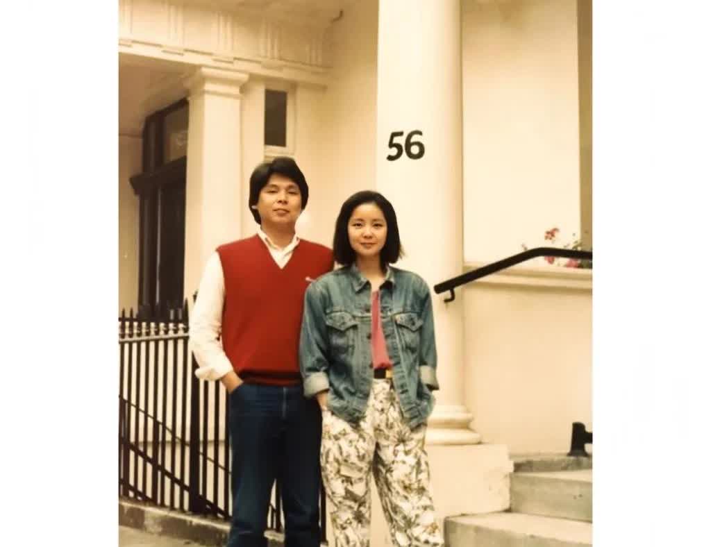 1984年，邓丽君和她的弟弟邓长禧在英国，留下的美好瞬间。邓丽君当时31岁，气质