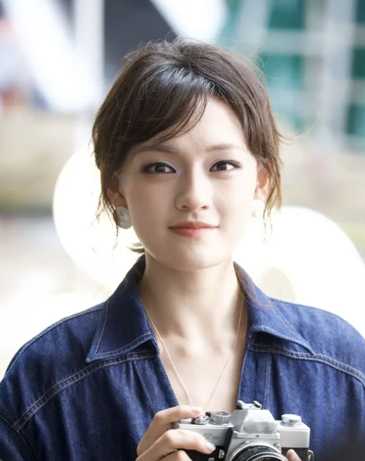 文淇活动美照释出 牛仔上衣配蓝色眼影超酷飒
