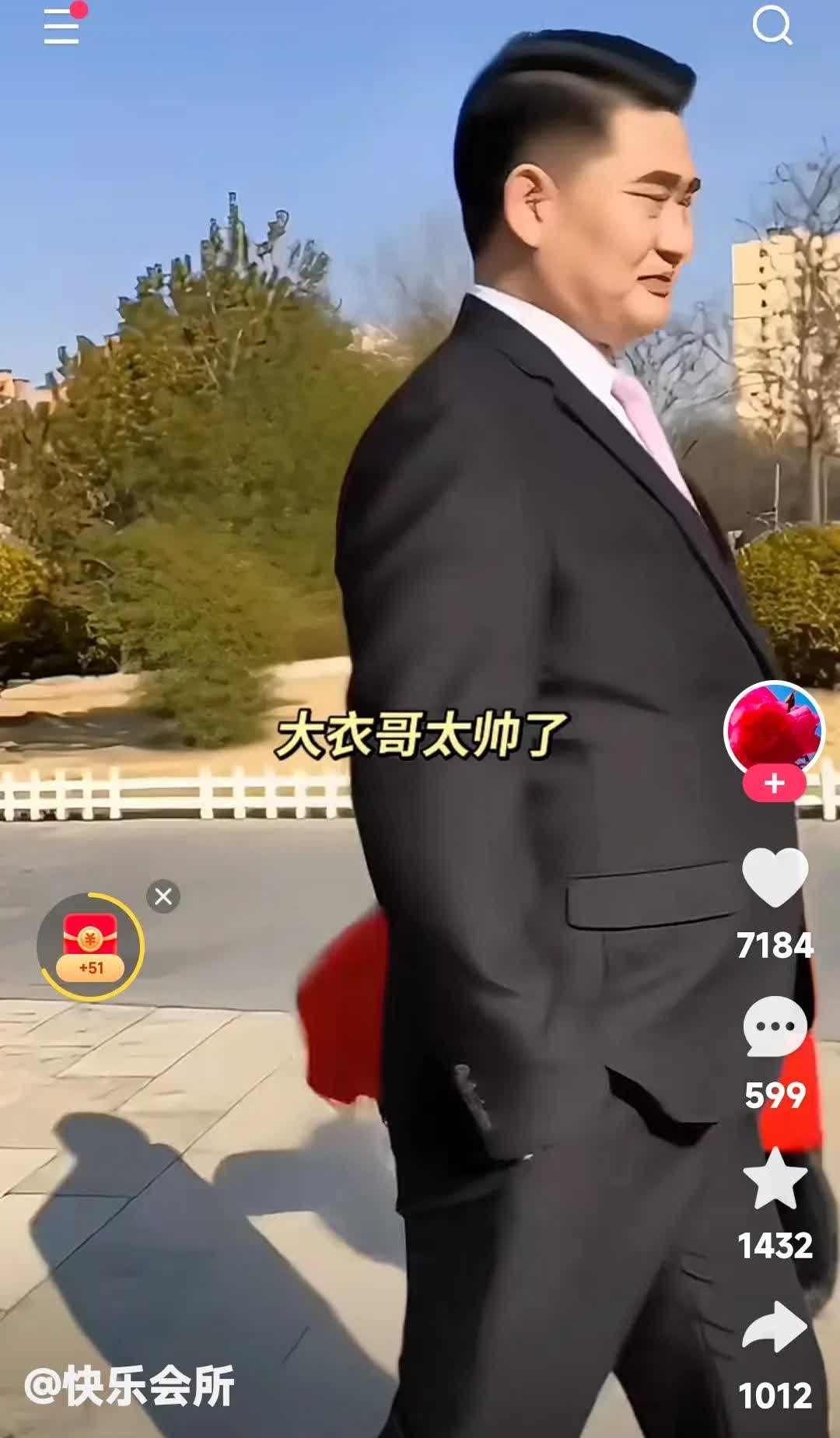朱之文这一身打扮太漂亮了。

这小分头梳的亮，领带一系西服一穿。

这纯