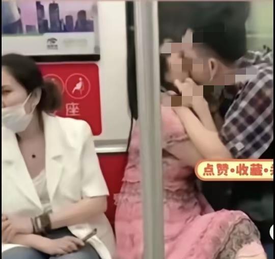 地铁惊现中年男女热吻
这也太如胶似漆了吧，看把旁边的大姐都整尴尬啦！
虽然都理解