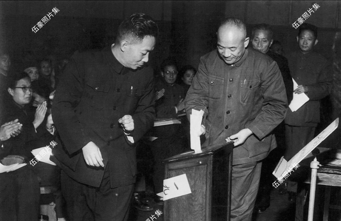1956年12月，举行，上海市委书记处书记陈丕显，上海市副市长许建国，著名学者、