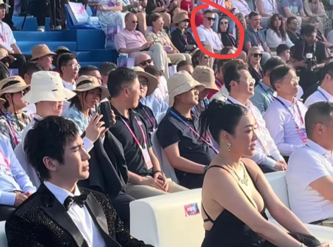 钟丽缇在三亚出席婚纱展活动，当天身穿一袭黑色吊带连衣裙引起背后观众席外国情侣讨论