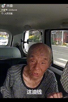 “泪目了！”近日，内蒙古赤峰，民警送九旬老兵回家，老兵要给油钱，民警说不用，接下