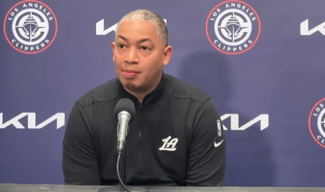 今日常规赛，快船对阵独行侠。
赛前主帅泰伦-卢接受了采访，谈到独行侠炒掉总经理尼