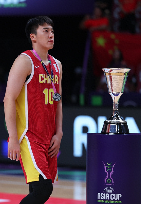 中国男篮89-90惜败澳大利亚男篮，获得亚洲杯亚军。
赛后，媒体人付政浩MVP发