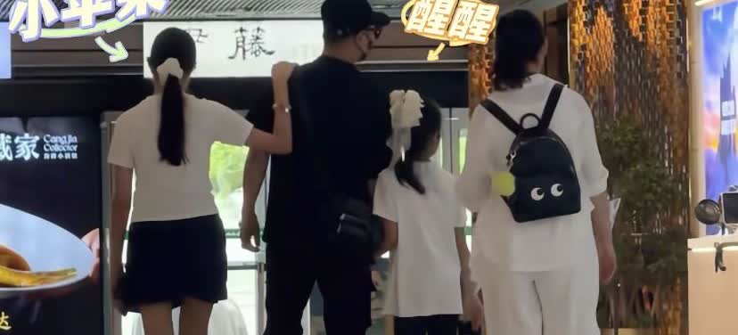 网友偶遇汪峰带小苹果和醒醒逛商场，小苹果个子已经快和汪峰一样高，头发扎起来，头戴