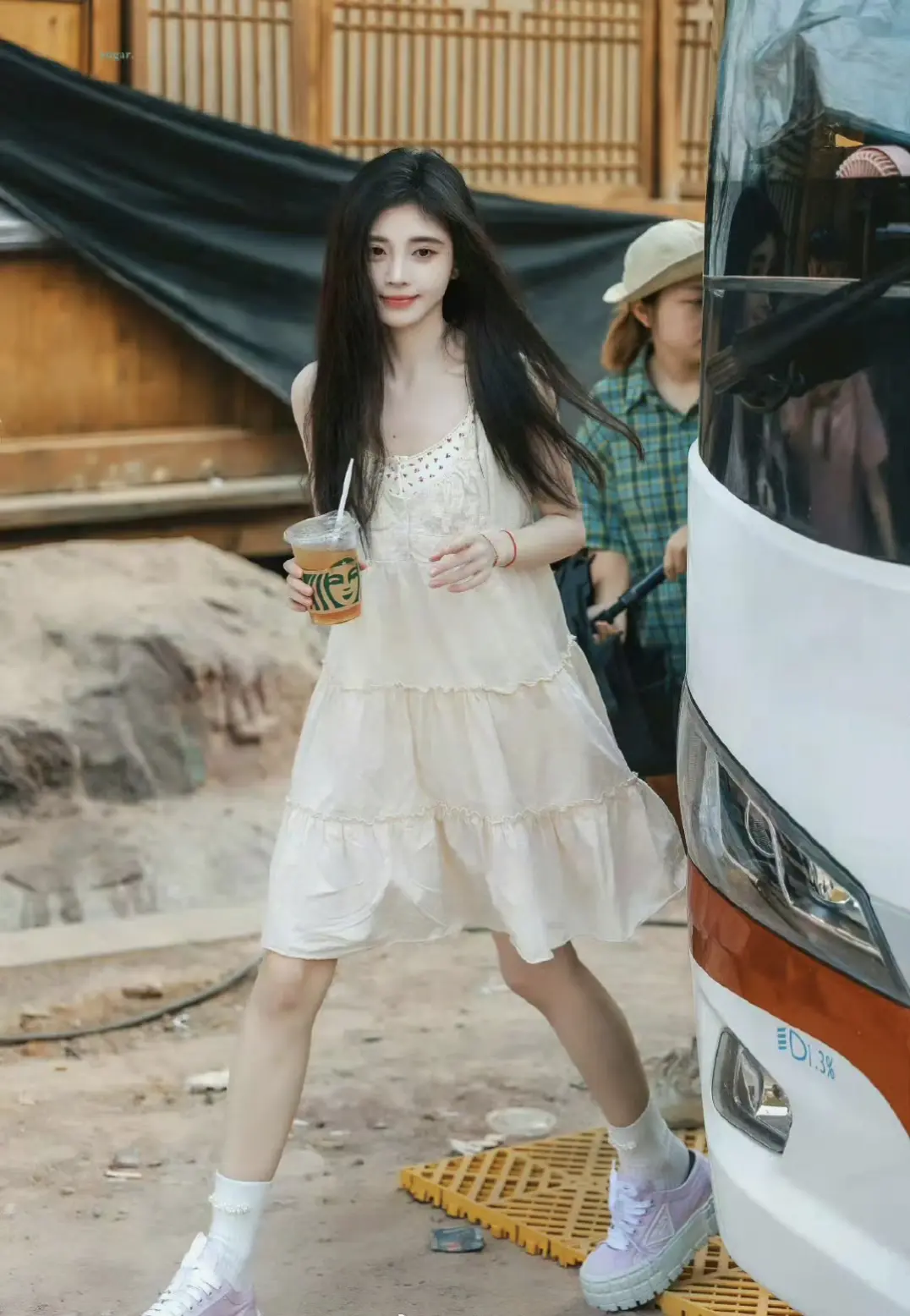 鞠婧祎离不开增高鞋，她的身高终究是个谜