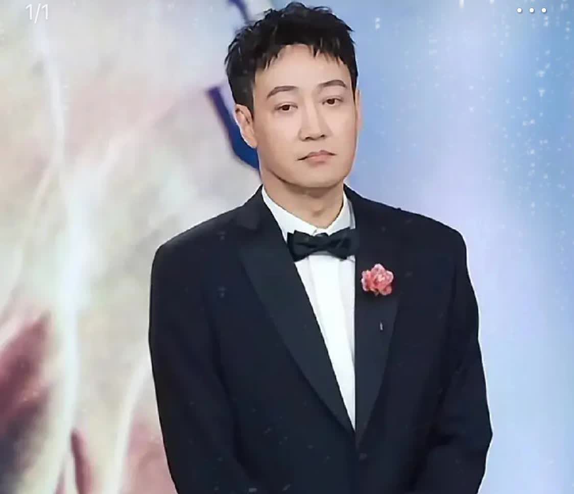 终于知道了北影杰开幕式上的辛柏青被孤立的原因了，当时8位主演走红毯，辛柏青孤零零