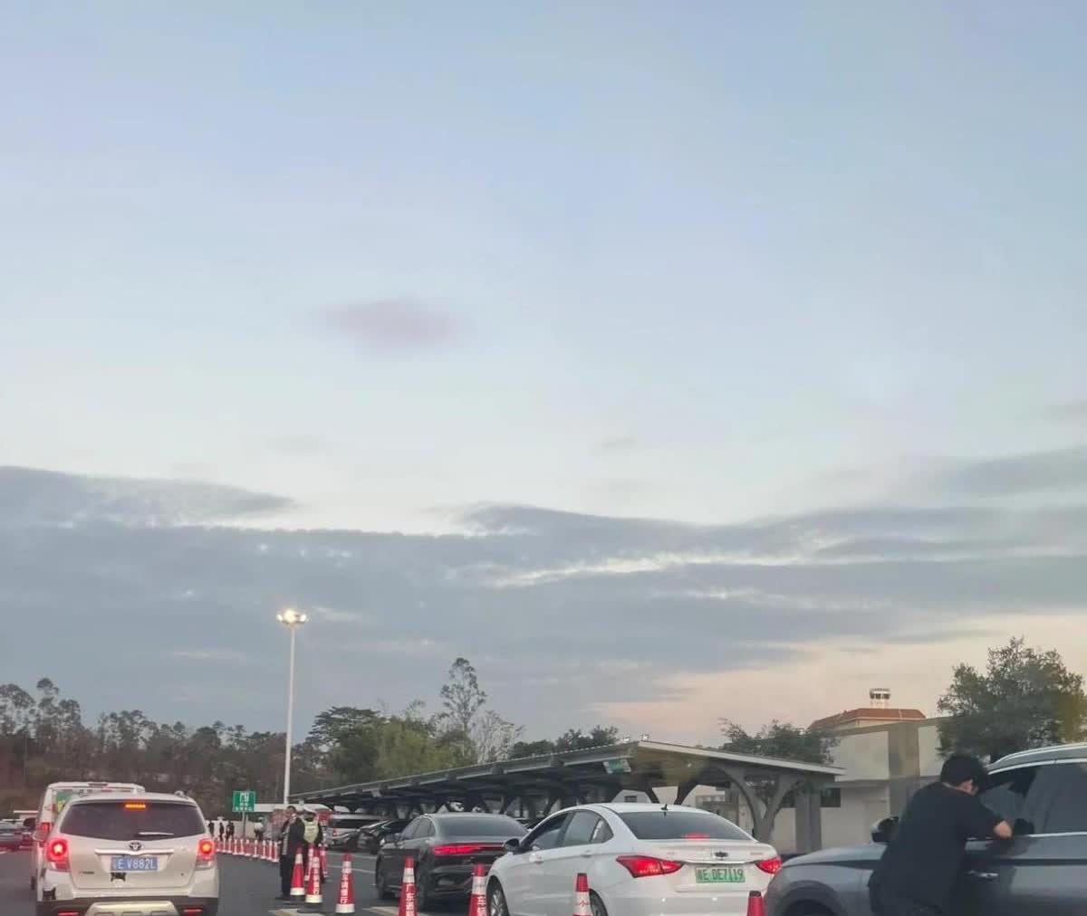 跑一千公里高速，油车加一次油就够了。一公里六毛钱，花六百块。


电车呢，