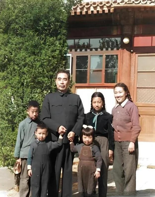一张珍贵的照片。
1956年，周总理和周秉德等5个孩子在中南海西花厅时，留下的这