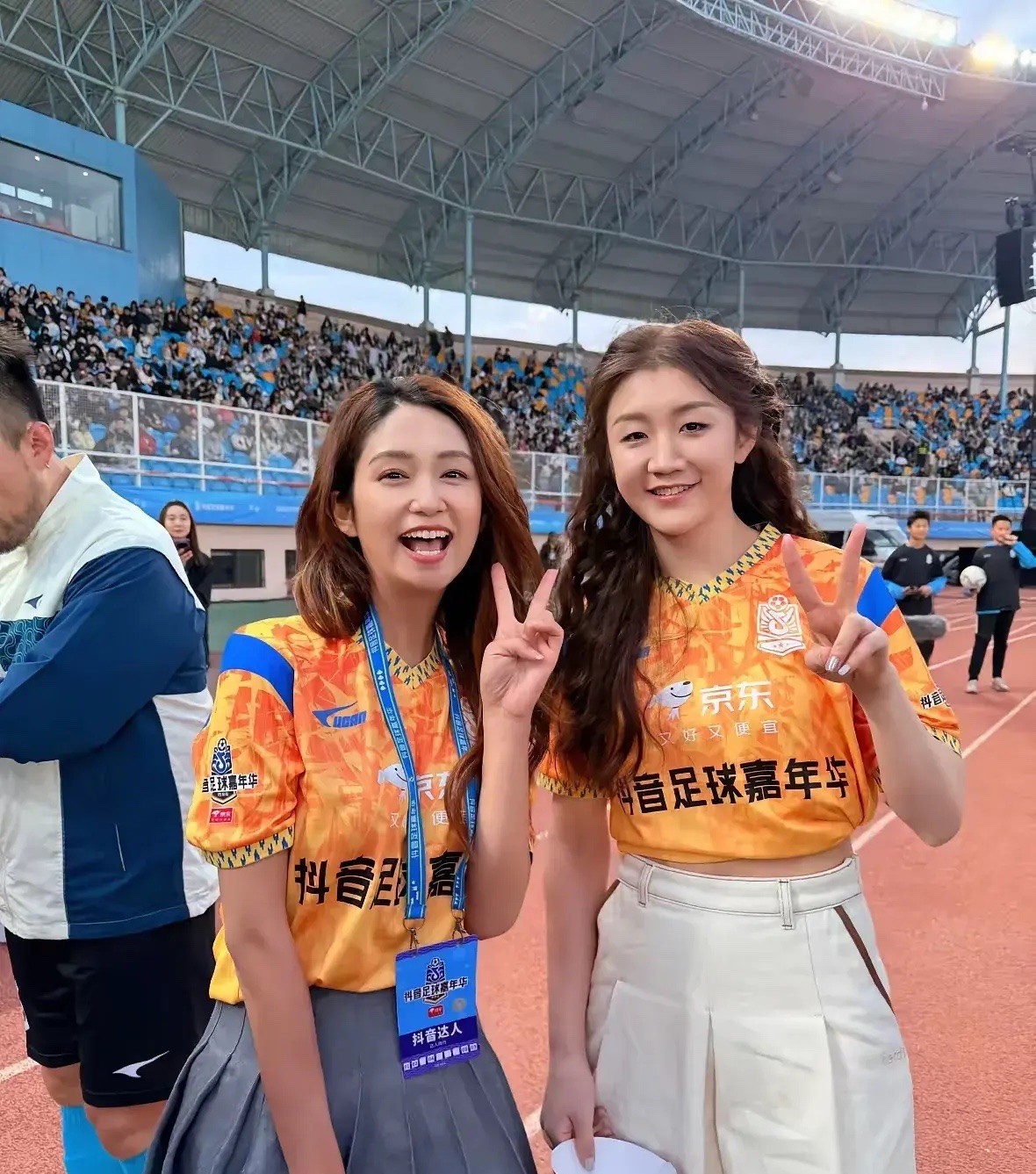 陈梦旁边女的是谁？是不是也是位明星