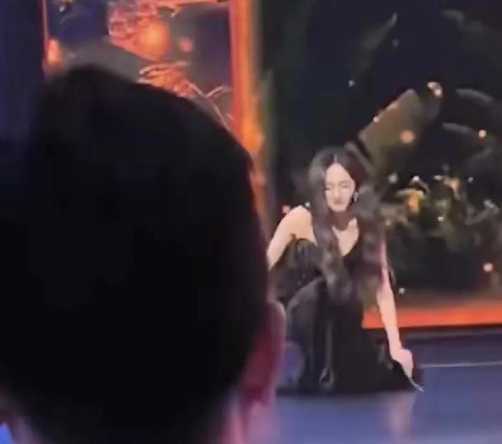 杨幂，处变不惊！
7月4日杨幂参加活动时，一袭紧身长裙惊艳亮相，拖尾设计优雅大气