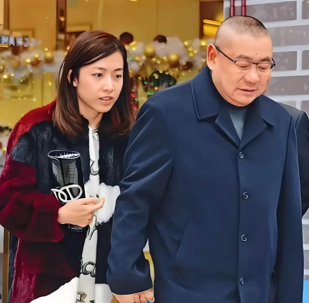刘銮雄为何选择甘比











富豪刘銮雄身边美女如云，却偏偏对甘比情