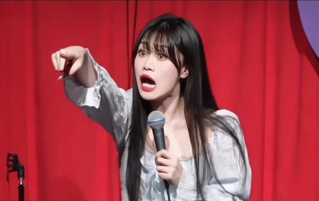 太搞笑了，那个经常在台上喊“来摸腿”的脱口秀女演员真被观众摸腿了，结果摸腿男子喜
