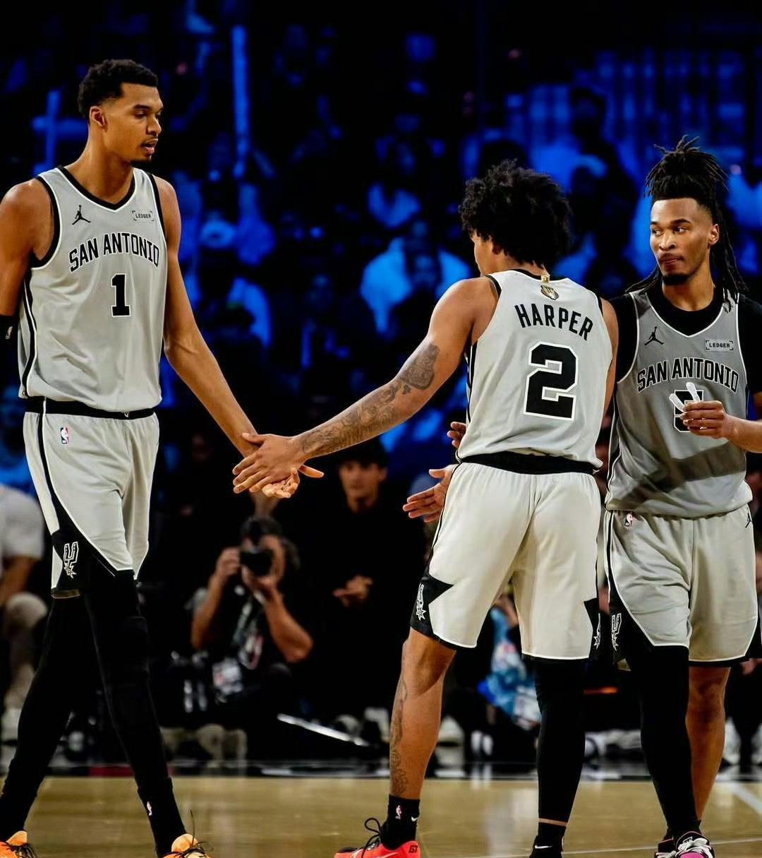 迪伦-哈珀：父亲告诉我只要你能保持头脑冷静 一切最终都会好起来的。
迪伦·哈珀接