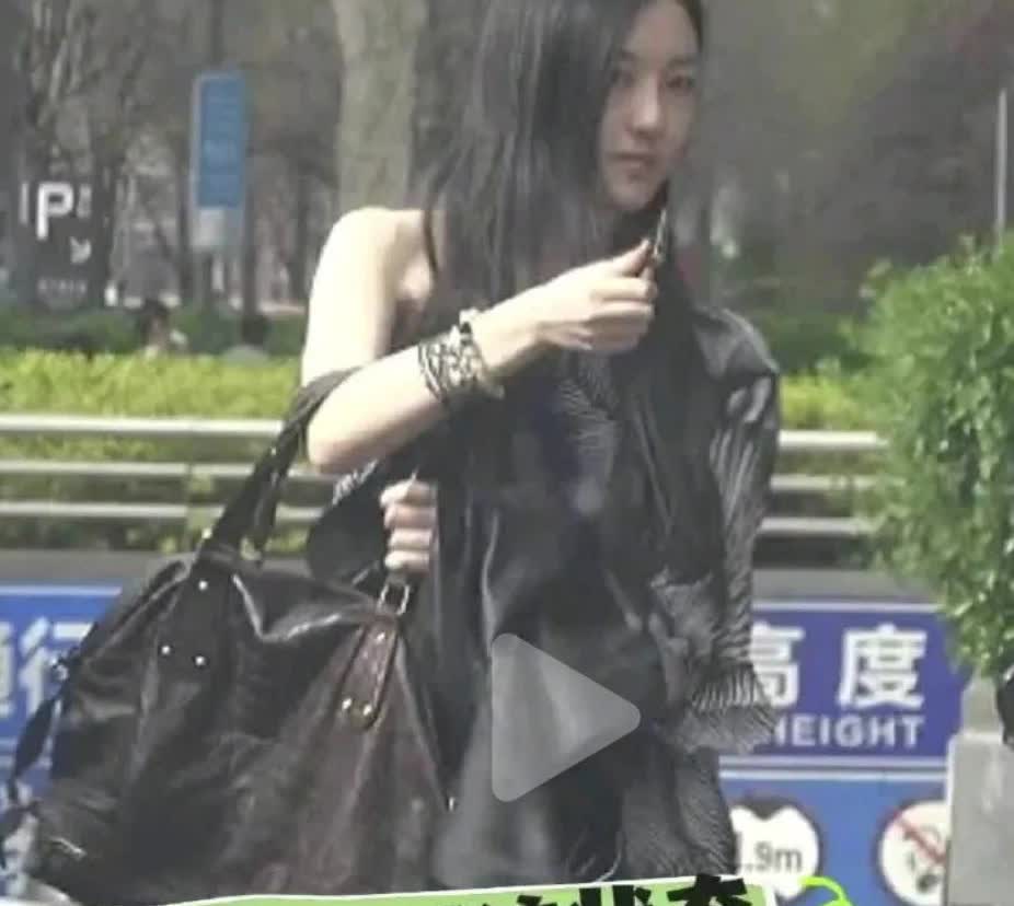 一直以为王菲能给女儿李嫣的财富只有金钱，

直到看到19岁李嫣的近照才发现，