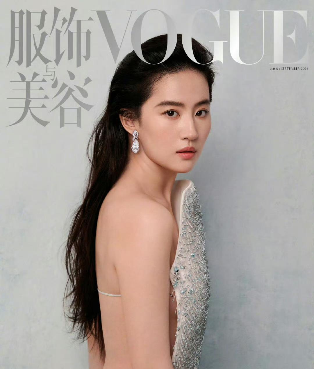 又是我们不懂的时尚，这个衣服真的不好看，内娱应该没有一个女星可以完美驾驭，好像前