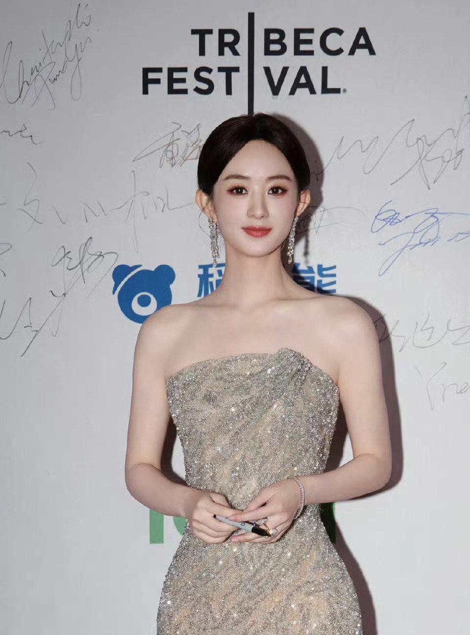 真有点看不懂赵丽颖了
简直太迷了！
你说她聪明吧
她宁愿去国外参加一个名字都没听