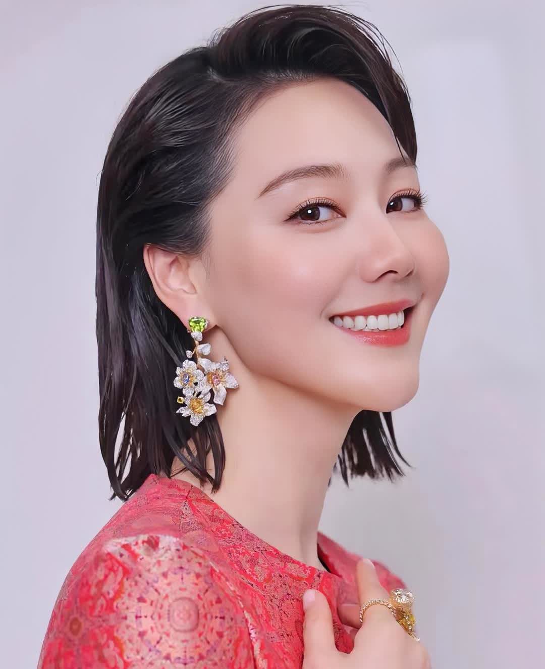 主持人王冠的家庭成员信息如下：
一、父亲：网传是著名数学家，重视王冠的教育，其
