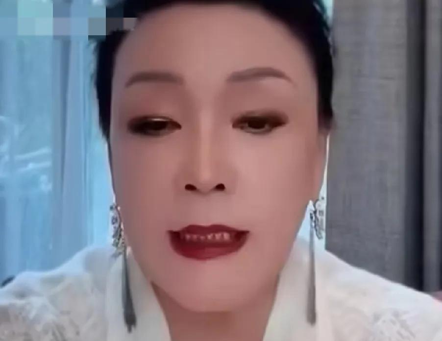 2月6日，张兰今天开直播复工了，虽然停播了几天，一点也没有影响人气，一开播直播间