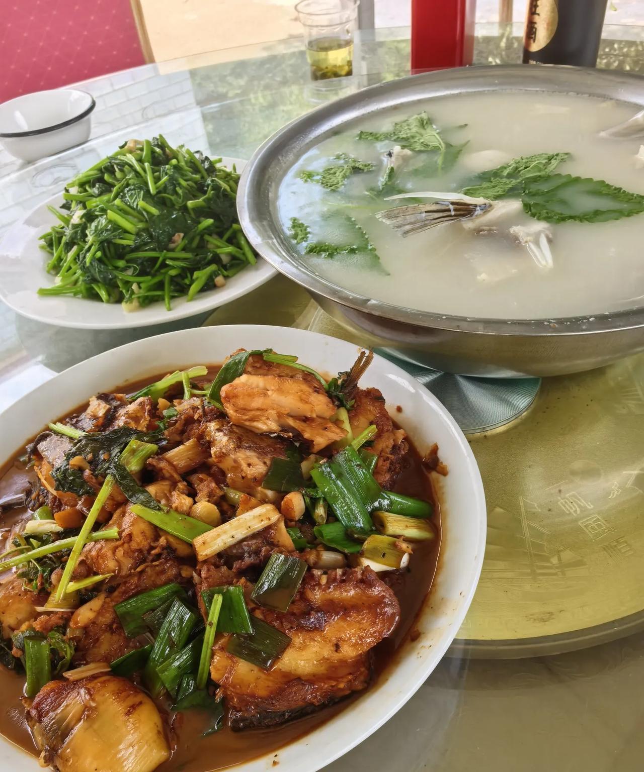 中午从信阳赶回来已经下午两点多了，连续找了几个饭店都是说“下班了，没饭了！”
同