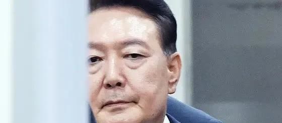 快看！韩国时事头条消息！
韩国前总统尹锡悦持续回避调查 缺席金建希特检组首次传
