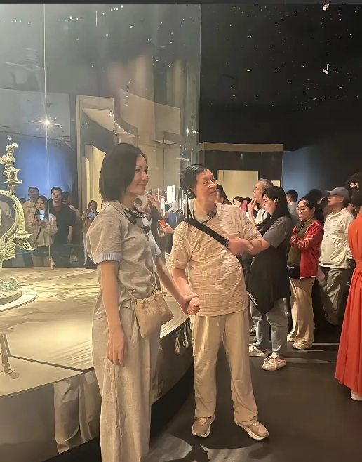 44岁的谢娜和她爸爸一起去三星堆博物馆逛了逛。她看起来状态不错，瘦瘦的。父女俩长