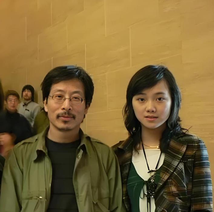 罗敏和画家冷军，两人因画结缘，最后却也因画分道扬镳。
2010年，冷军的人物画像