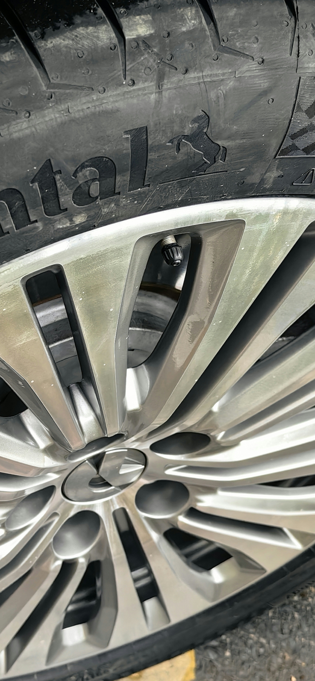 车子被电瓶车撞到了
车子拿去苏州蔚来4儿子店维修，轮毂修复，花了550块大洋就给