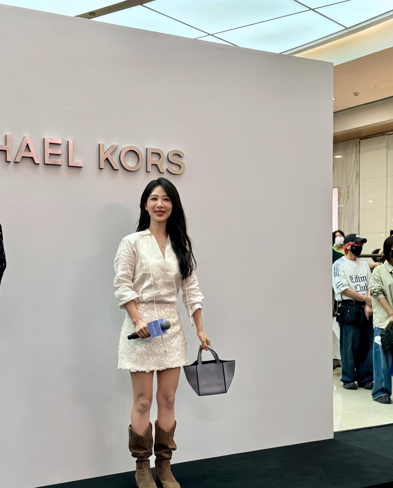 4月26日，杨紫现身杭州万象城，白色穿搭Look，小香风短裙秀美腿，笑起来真的好
