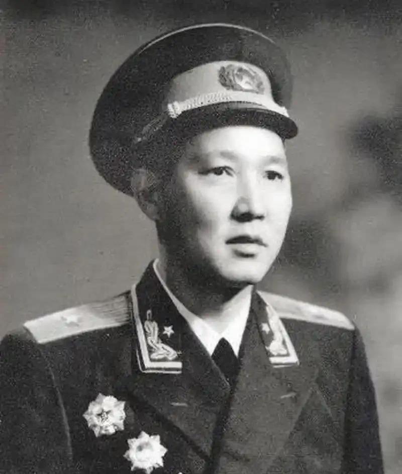 1960年，第63军军长傅崇碧少将在例行体检中，被检查出肾癌。听从医嘱，他外出散