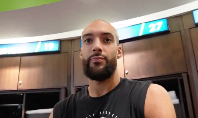 NBA常规赛，森林狼108-83击败勇士。
赛后森林狼球员鲁迪-戈贝尔接受了记者